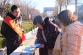 市人社局開展居民醫(yī)保上街宣傳活動，宣傳居民醫(yī)保政策，解答群眾